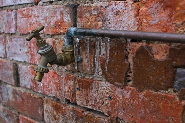 How to Deal with Frozen Pipes Professionally