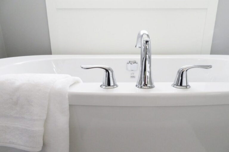 5 Common Bathtub Issues and How to Fix Them
